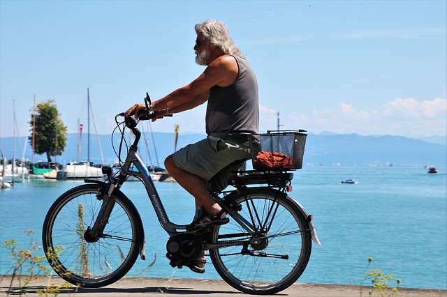 personne agée et velo électrique