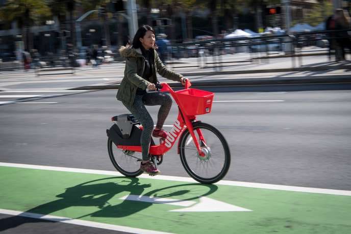 se déplacer en vélo électrique en ville